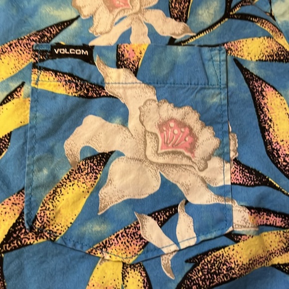 ☀️NWOT Volcom Floral Pattern shirt Sleeve Dress Shirt PTP 20” - Picture 4 of 7
